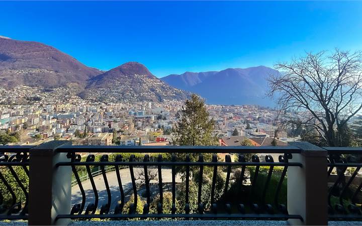 Elegante villa con piscina e romantica vista lago