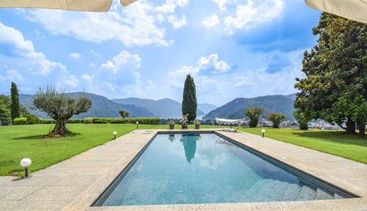 PRESTIGIOUS VILLA WITH LAKE VIEW