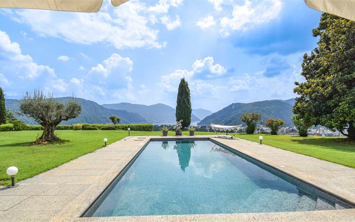 PRESTIGIOSA VILLA CON VISTA LAGO 