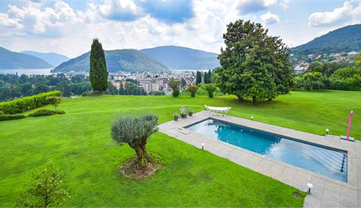 PRESTIGIOUS VILLA WITH LAKE VIEW