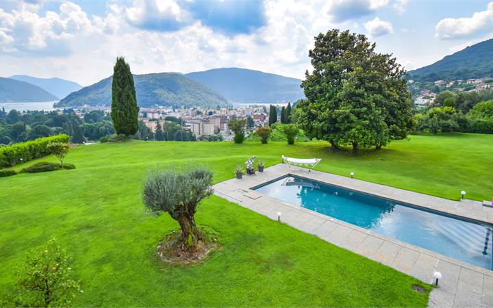 PRESTIGIOSA VILLA CON VISTA LAGO 
