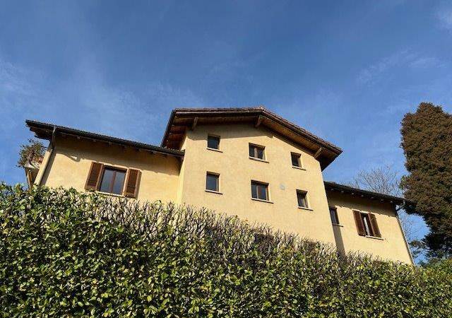 SPACIOUS 4.5-ROOM FLAT WITH GARDEN 