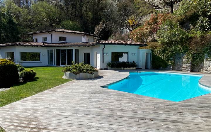 VICO MORCOTE: VILLA CON PISCINA E VISTA LAGO