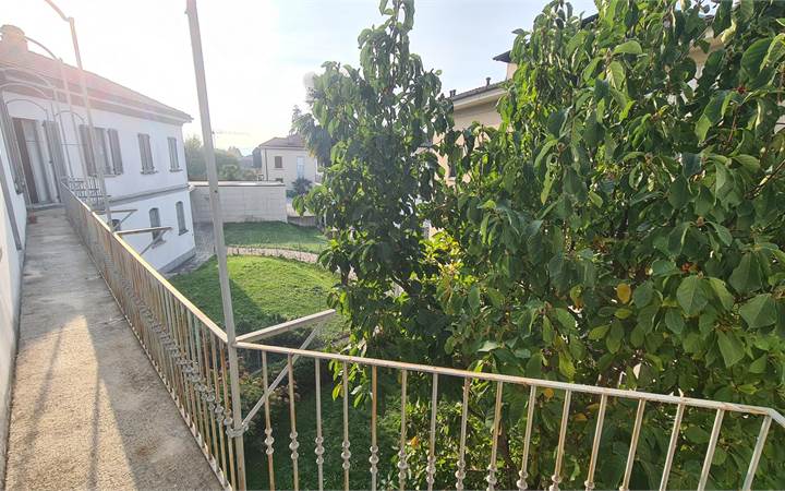 LARGE RENOVATED 4.5-ROOM FLAT