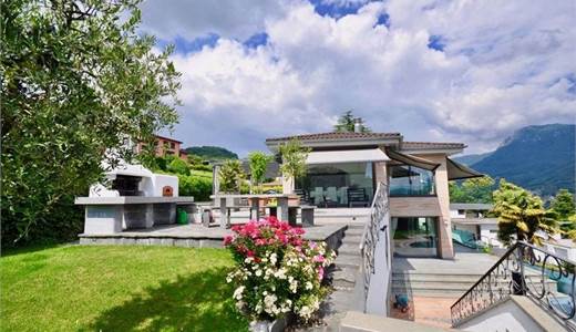 Esclusiva Villa con Vista Lago a Comano