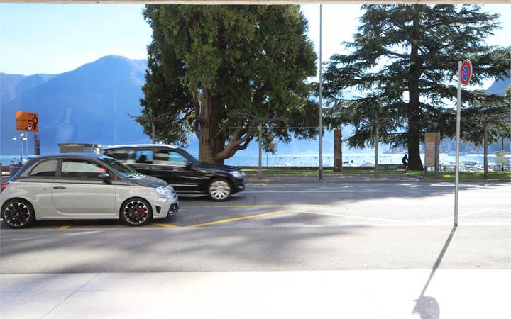 Lugano centre: shop with window facing the lake