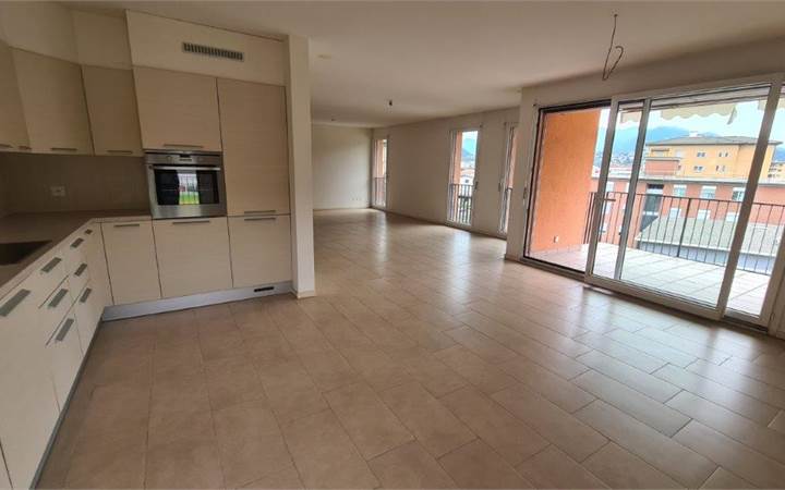 CHIASSO: LARGE PANORAMIC PENHOUSE FLAT 