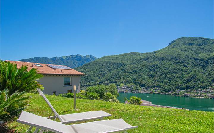 APPARTAMENTO CON VISTA LAGO E GIARDINO