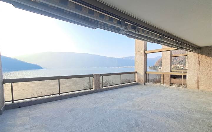 MAROGGIA: ATTICO FRONTE LAGO CON AMPIE TERRAZZE 