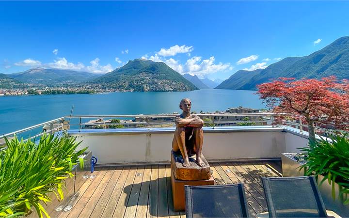 ELEGANT HOLIDAY APARTMENT WITH LAKE VIEW