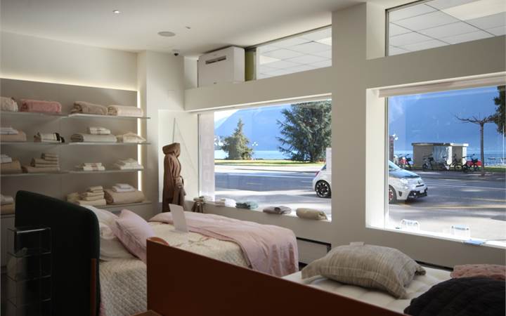  Lugano: shop with large lakefront windows