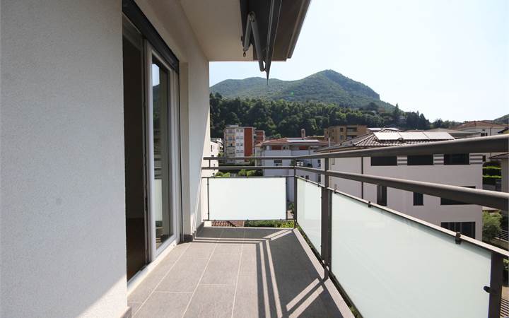 Attico di 3,5 locali con terrazza vicino al centro
