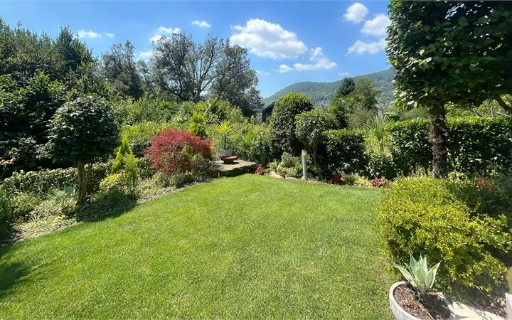ELEGANTE CASA CON GIARDINO E VISTA SUL VERDE