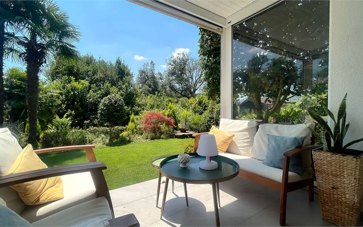 ELEGANTE CASA CON GIARDINO E VISTA SUL VERDE