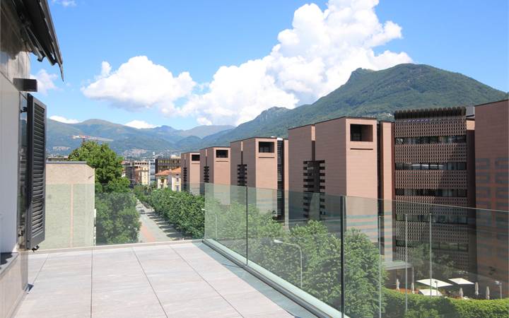 Luminoso moderno attico di 3,5 loc. in centro città