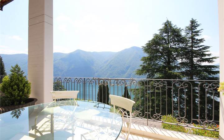 Elegante attico duplex con vista lago