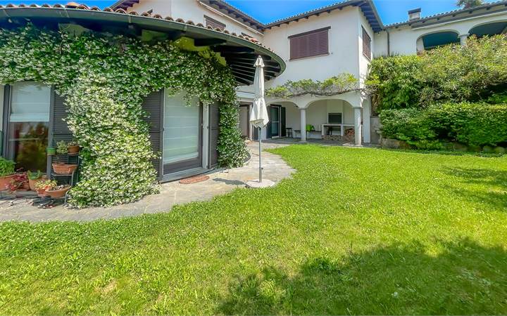 ELEGANT 4.5-ROOM APARTMENT WITH PRIVATE GARDEN