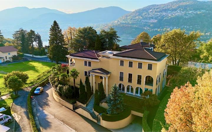 COLLINA D'ORO: ELEGANTE  3,5 LOC. IN VILLA CON PISCINA