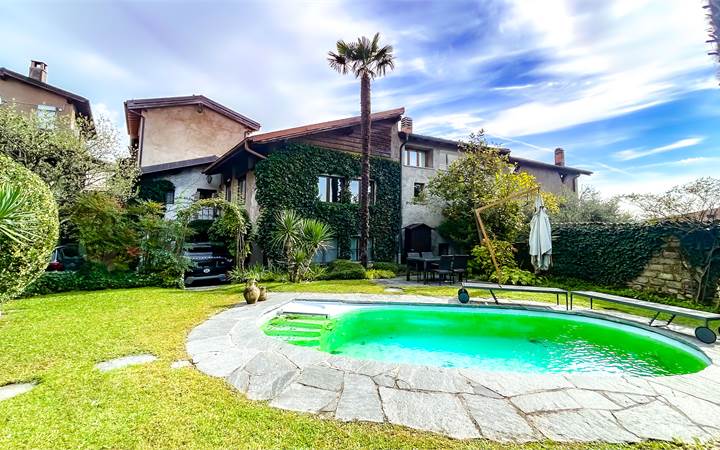 CARATTERISTICA CASA DI NUCLEO CON PISCINA E GIARDINO