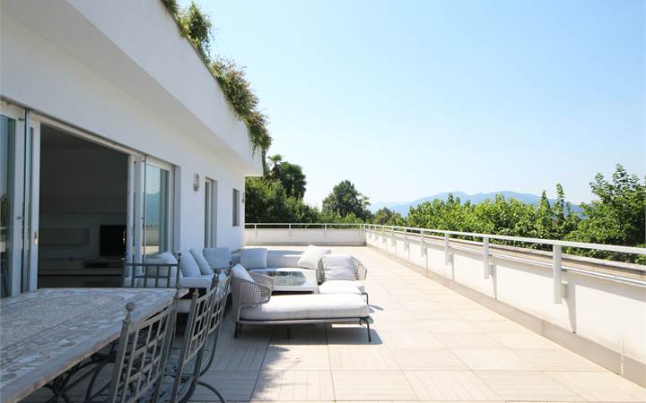 Prestigioso appartamento di 5,5 locali con giardino 