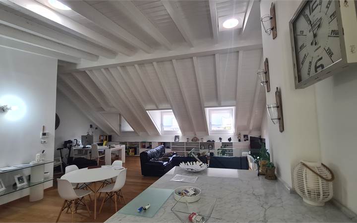 MENDRISO CAPOLAGO: SUGGESTIVO ATTICO VISTA LAGO