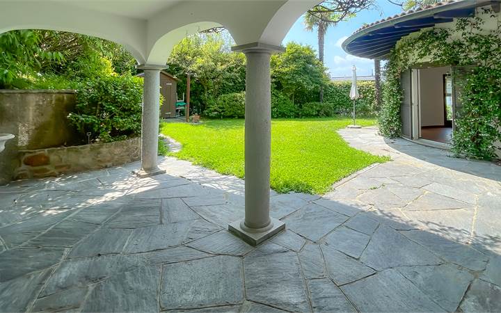 ELEGANTE APPARTAMENTO 4,5 CON GIARDINO PRIVATO 