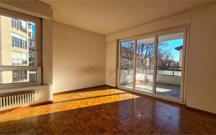 LUGANO: 4.5 ROOMS FLAT TO BE RENEWED