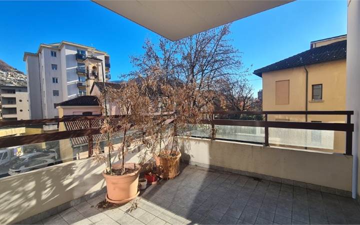 LUGANO: 4.5 ROOMS FLAT TO BE RENEWED