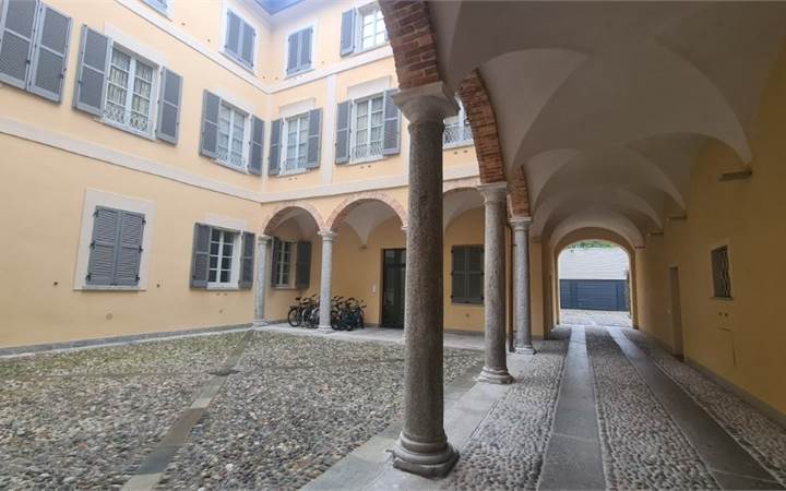 COMO: EXCLUSIVE 2.5 ROOMS FLAT IN A MAJESTIC STYLE PALACE