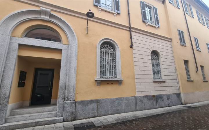 COMO: 2.5 ROOMS FLAT IN A MAJESTIC STYLE PALACE