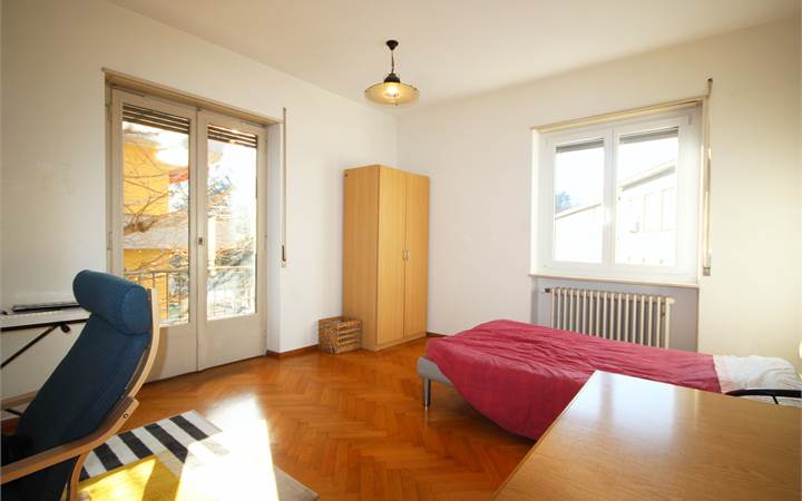 Spazioso appartamento in piccolo contesto con giardino