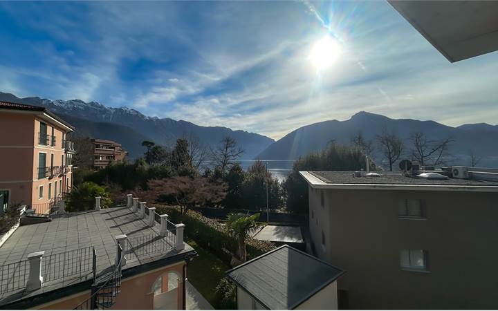 BRIGHT 4.5-ROOM PENTHOUSE WITH LAKE VIEW