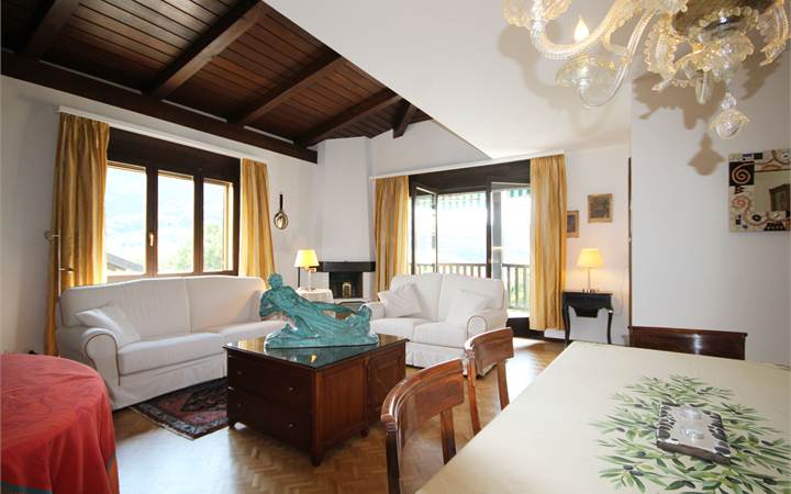 Spazioso 3,5 locali con vista aperta e posteggi