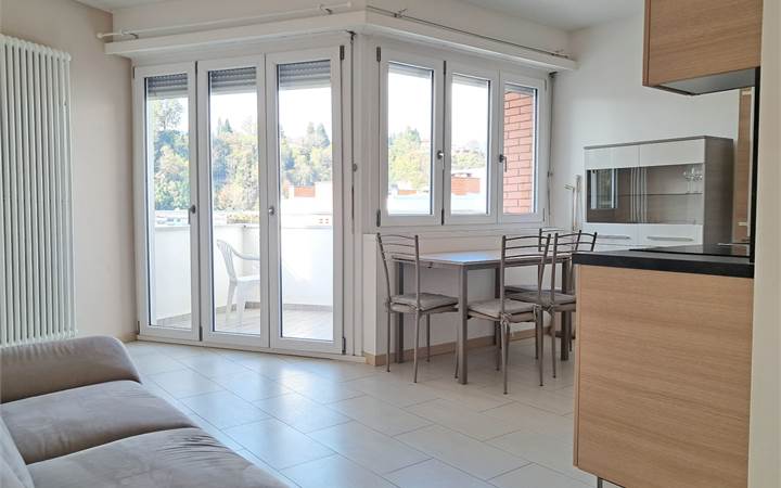 Paradiso: rinnovato attico con vista aperta