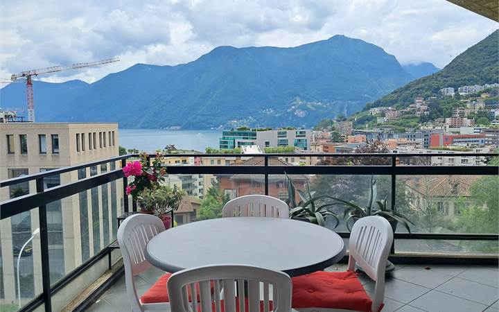 Lugano center: spacious 4.5-room flat with lake view 