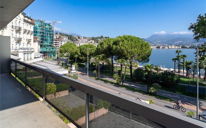 Paradiso: front lake apartment