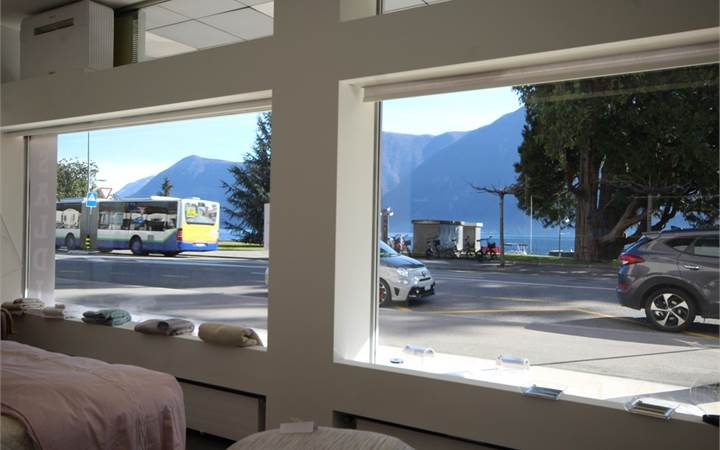 Lugano centre: shop with windows facing the lake