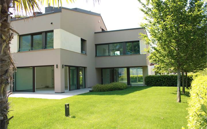 RIVA S. VITALE: SPLENDIDA VILLA A LAGO CON PISCINA 