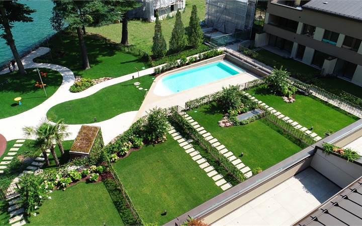 RIVA S. VITALE: ELEGANTE VILLA A LAGO CON PISCINA 