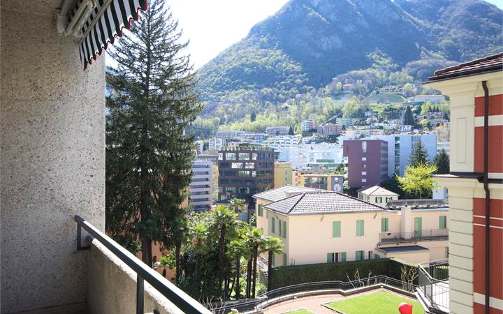 Lugano: renovated 3.5-room flat with terrace