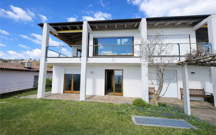 Single-family home with a garden and open views in Besazio