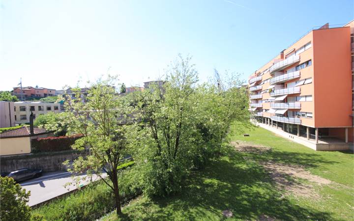 Balerna: bright 3.5-room apartment with open view