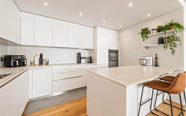 Elegante 4.5 locali con ampia terrazza nella rinomata Residenza Parco Lago