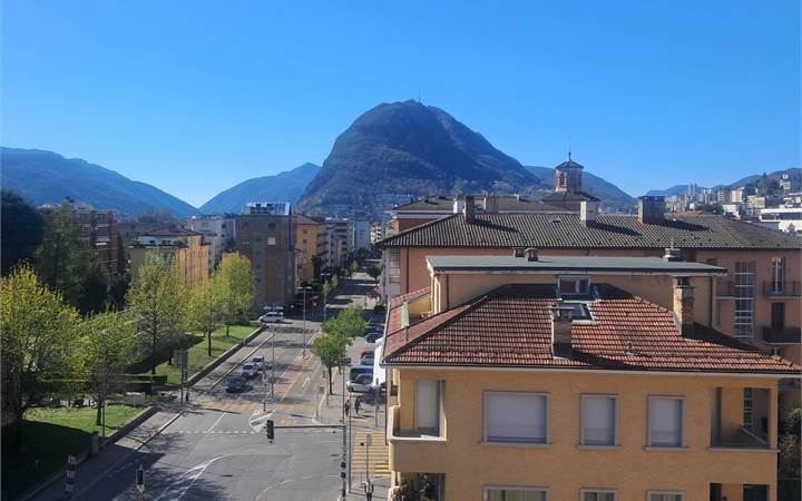 Penthouse with terrace and open view near the centre