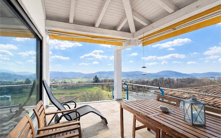 Casa bifamiliare con vista imprendibile a Besazio