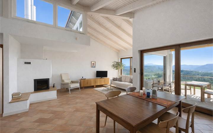 Casa bifamiliare con vista imprendibile a Besazio