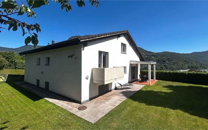 EXCLUSIVE VILLA WITH GARDEN AND OPEN VIEW