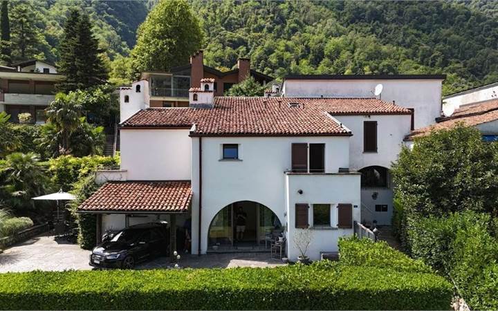 RIVA SAN VITALE: CHARMING 5.5-ROOM VILLA WITH GARDEN