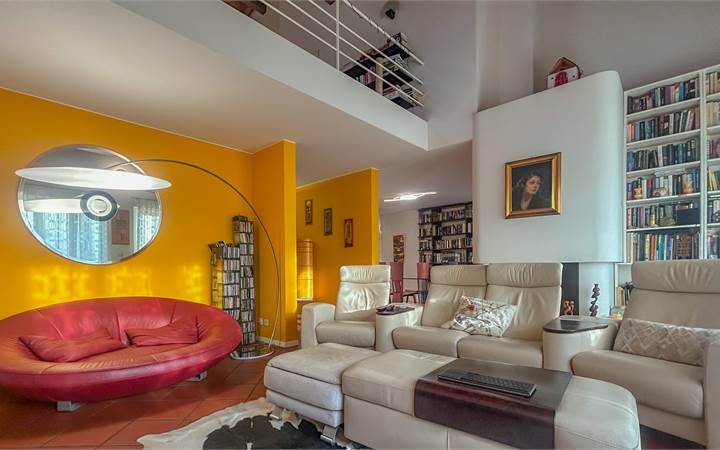 ELEGANTE VILLA  CON GIARDINO IN ZONA STRATEGICA