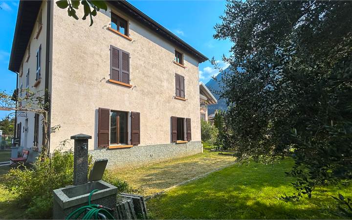 Villa storica indipendente con ampio giardino e terreno edificabile